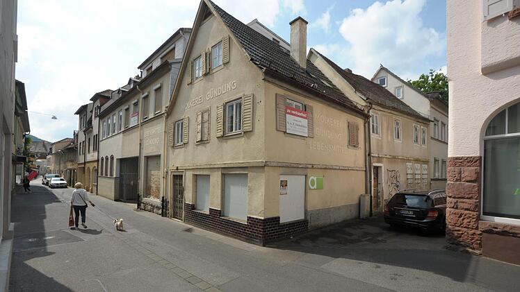 In der Altstadt sollen die Häuser Weidgasse 5 bis 9 abgerissen und durch Neubauten mit Geschäften im Erdgeschoss und Wohnungen darüber ersetzt werden.  Foto: Siegfried Farkas