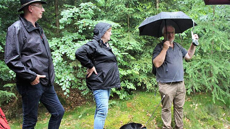Versteckt im Wald leben sie: Schwarzspechte, Fledermäuse und Hohltauben nisten in alten Biotopbäumen. Jochen Manke (rechts) erklärt die Fördermöglichkeit solcher Bäume. Foto: Julia Raab