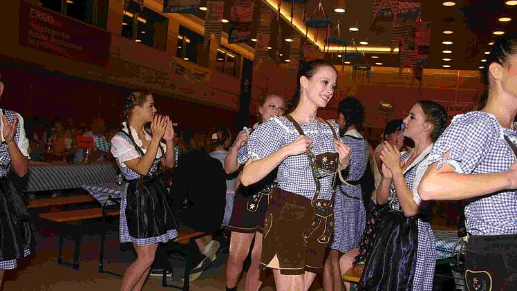 Allein schon der Einmarsch der City Dancers war ein echter "Hingucker". Foto: Martin Rebhan