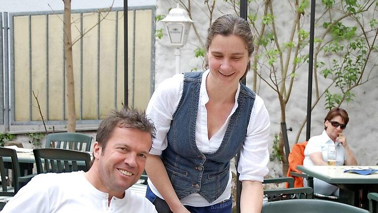 Zur Spargelzeit 2012 war Lothar Matthäus Gast im Biergarten des "Roten Ochsen" in Herzogenaurach.  Fotos: Bernhard Panzer