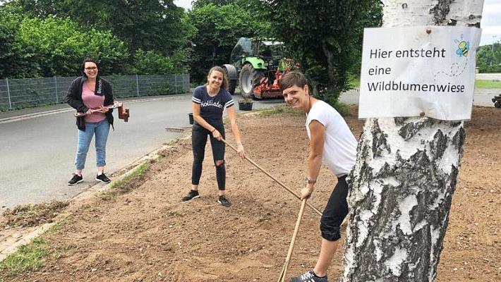 Christina Schnelle, Verena Haberkamm und Kita-Leiterin Marina Fleischmann (v. l.) halfen dabei, die Blumenwiese anzulegen. Foto: privat