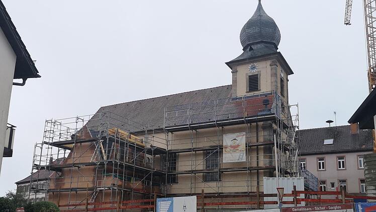 Der Markt Burkardroth beteiligt sich an der Gestaltung der Außenanlage der Kirche in Waldfenster. Foto: Marion Eckert 