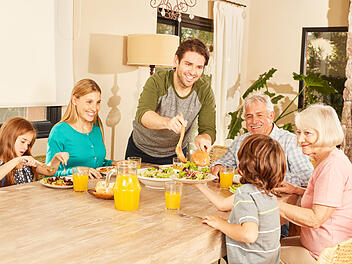 Erweiterte Familie beim Mittagessen am Esstisch