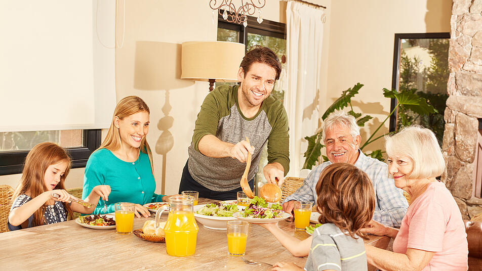 Erweiterte Familie beim Mittagessen am Esstisch