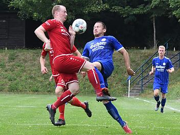 Auch auf bayerischen Fußballplätzen geht es wieder zur Sache. Auf unserem Bild stürzen sich Rannungens Daniel Kraus (rechts) und Gerolzhofens Christoph Herbig in diesen Zweikampf. Foto: Hopf