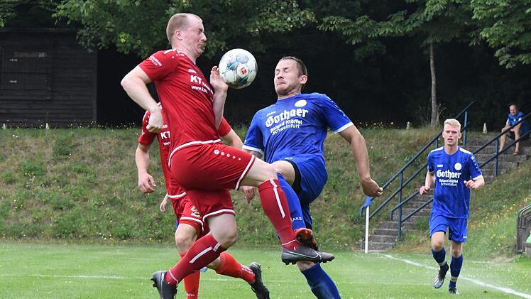 Auch auf bayerischen Fußballplätzen geht es wieder zur Sache. Auf unserem Bild stürzen sich Rannungens Daniel Kraus (rechts) und Gerolzhofens Christoph Herbig in diesen Zweikampf. Foto: Hopf