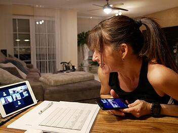 Carmen Pfeuffer begrüßt kurz vor Kursbeginn "ihre Mädels" am Tablet mit einem herzlichen Lächeln. Danach wird gepowert.Foto: Heike Beudert