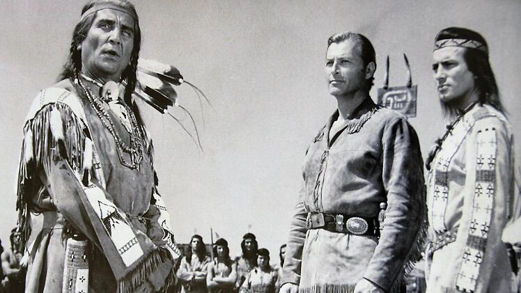 Winnetou 3: Old Shatterhand  (Lex Barker) und Winnetou (Pierre Brice) wollen den dem Alkohol verfallenen Häuptling Weißer Büffel (Dusan Antonijevic) zum Frieden bewegen.