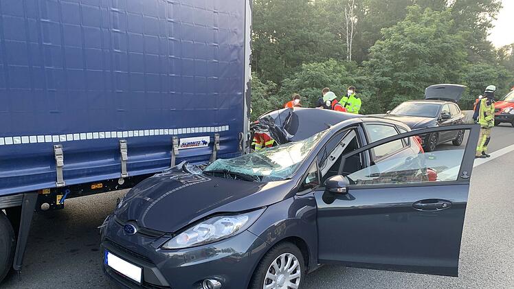 Auf der A3 bei N&uuml;rnberg ist eine Autofahrerin bewusstlos geworden und auf einen Laster aufgefahren.