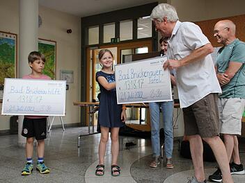 Klaus Hartmann (vorne rechts) von der Bad Brückenauer Tafel erhält 1318,17 Euro für die Versorgung von bedürftigen Familien. Foto: Julia Raab