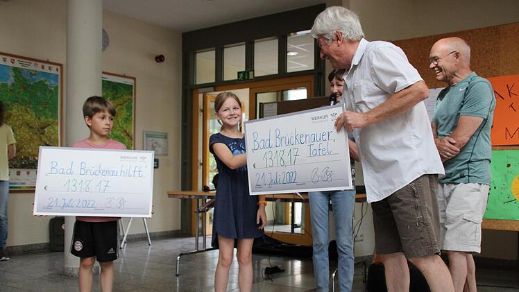 Klaus Hartmann (vorne rechts) von der Bad Brückenauer Tafel erhält 1318,17 Euro für die Versorgung von bedürftigen Familien. Foto: Julia Raab