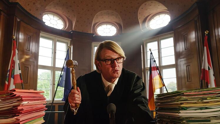 Der Richter (Detlev Buck) fällt das Urteil: Lolle muss 40 Sozialstunden an einer Schule ableisten.