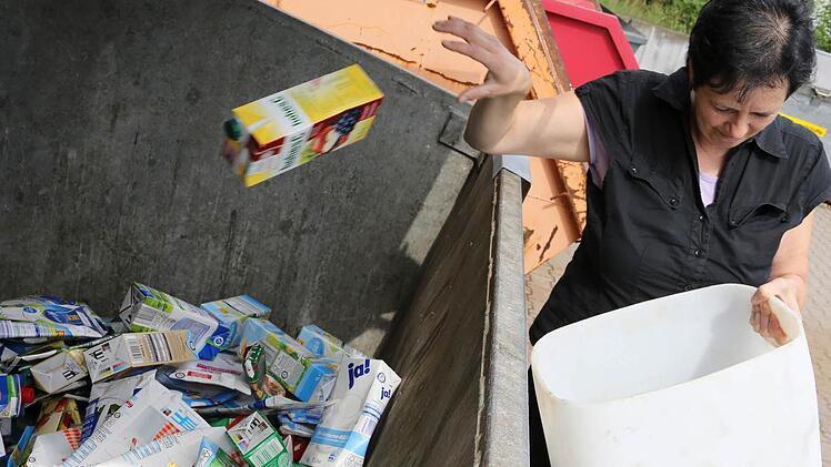 Barbara Reinhard entsorgt am Wertstoffhof in Knetzgau ihren Verpackungsm&uuml;ll. Foto: Matthias Hoch