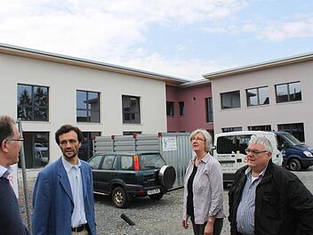 Die Fassade ist schon gestrichen, innen ist noch Großbaustelle: Über den Fortschritt der Arbeiten an der Außenwohngruppe der Himmelkroner Heime in Neuenmarkt informierten sich der Pressesprecher der Diakonie Neuendettelsau. Thomas Schaller, der Leiter des Wohnbereichs der Himmelkroner Heime, Armin Wissel, sowie die Projektbeauftragten der Dezentralisierung, Heidi Geisler und Michael Willacker.  Fotos: Jürgen Gärtner