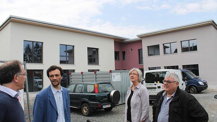 Die Fassade ist schon gestrichen, innen ist noch Großbaustelle: Über den Fortschritt der Arbeiten an der Außenwohngruppe der Himmelkroner Heime in Neuenmarkt informierten sich der Pressesprecher der Diakonie Neuendettelsau. Thomas Schaller, der Leiter des Wohnbereichs der Himmelkroner Heime, Armin Wissel, sowie die Projektbeauftragten der Dezentralisierung, Heidi Geisler und Michael Willacker.  Fotos: Jürgen Gärtner