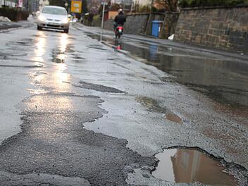 Die Kissinger Straße ist eine einzige Holperpiste. Foto: Ulrike Müller