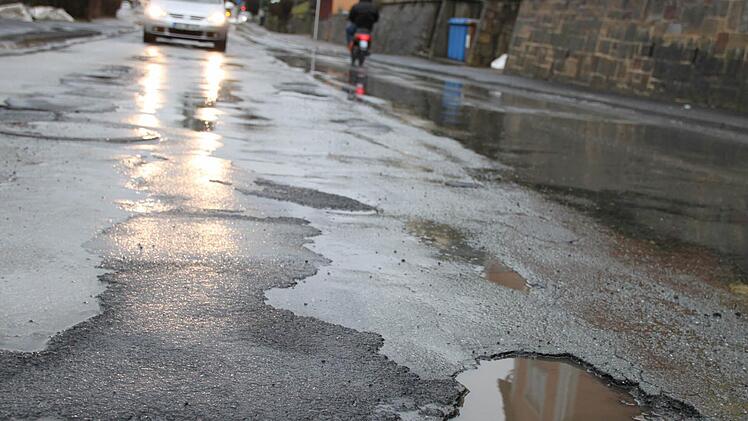 Die Kissinger Straße ist eine einzige Holperpiste. Foto: Ulrike Müller
