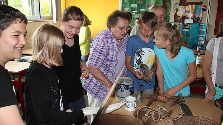 Blandina Baum erklärte genau, wozu die Ausstellungsstücke benötigt wurden. Foto: Ralf Kestel