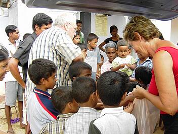 Hannes und Ursula Gerlach verteilen nach dem Tsunami Hilfsgüter an die Bedürftigen. Foto: Archiv Saalezeitung/Hannes Gerlach