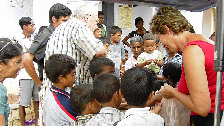 Hannes und Ursula Gerlach verteilen nach dem Tsunami Hilfsgüter an die Bedürftigen. Foto: Archiv Saalezeitung/Hannes Gerlach