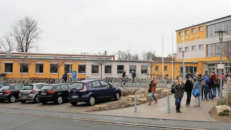 Für die überfüllte Herzogenauracher Realschule stehen die Zeichen auf Erweiterung. Dafür sind im Kreishaushalt 2015 Planungskosten in Höhe von 20 000 Euro eingestellt. Der eingeschossige Bau (links) beherbergt Verwaltung und Lehrerzimmer. Foto: Richard Sänger