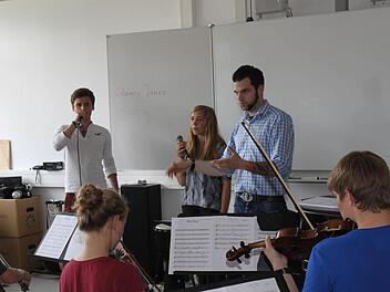 Balthasar von Detten (l.) und Antonia Pospiech singen unter der Leitung von Sebastian Tausch (r.) die Hauptrollen im Musical. Fotos: Carmen Schwind