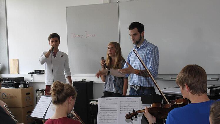 Balthasar von Detten (l.) und Antonia Pospiech singen unter der Leitung von Sebastian Tausch (r.) die Hauptrollen im Musical. Fotos: Carmen Schwind