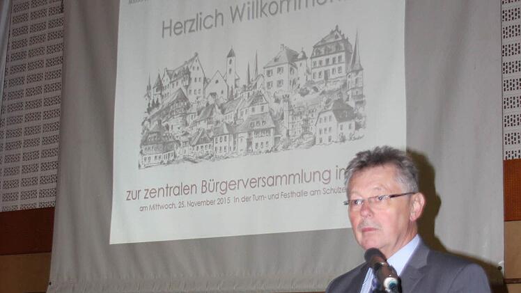 Bürgermeister Herbert Schneider bei seiner Ansprache  Foto: Friedwald Schedel