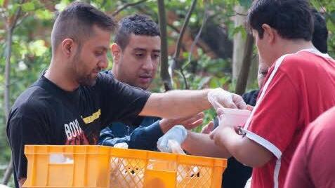 Freiwillige helfen neu ankommenden Flüchtlingen. Foto: dpa
