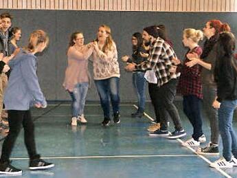 Mit Spaß lernen, das erlebten die Jugendlichen der Haßfurter Berufsfachschule für Sozialpflege und der "Adolph-Kolping-Berufsschule" mit Schwerpunkt emotionale und soziale Förderung Schweinfurt beim Tanzprojekt mit Franz Josef Schramm.  Foto: sw