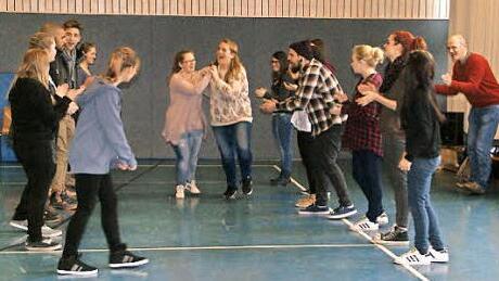 Mit Spaß lernen, das erlebten die Jugendlichen der Haßfurter Berufsfachschule für Sozialpflege und der "Adolph-Kolping-Berufsschule" mit Schwerpunkt emotionale und soziale Förderung Schweinfurt beim Tanzprojekt mit Franz Josef Schramm.  Foto: sw