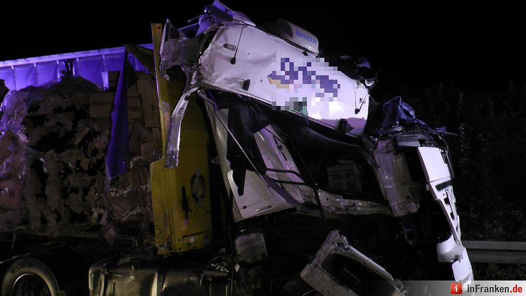 Sattelzug-Fahrer kracht am Stauende auf Lkw - Brummifahrer im Fuehrerhaus eingeklemmt und lebensgefaehrlich verletzt