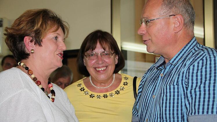Stadtrat Karlheinz Schmitt (CSU) gratuliert Brigitte Meyerdierks. Foto: Ulrike Müller
