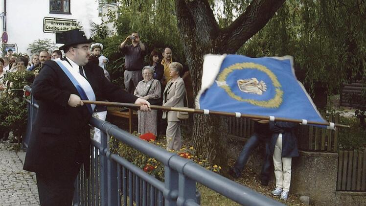 Kalender August: Alexander Brehm schwenkte 2003 die Schwedenfahne.  Foto: privat