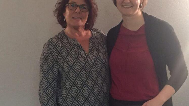 Elke Back, Vorsitzende des  Gesangverein Frohsinn aus Burglauer, verabschiedete im festlichen Rahmen des "1. Bierliederabends" Dirigentin Mareike Wütscher (rechts). Die Musikpädagogin wird künftig an der hessischen Musikakademie Musik lehren. Manfred Mellenthin