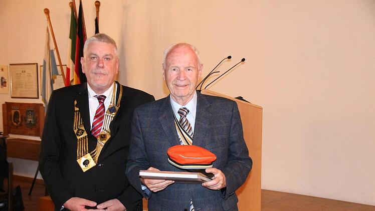 Oberbürgermeister Norbert Tessmer mit Hermann König (rechts). Foto: Simone Bastian