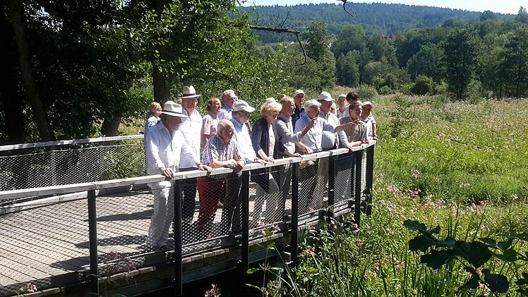 Fasziniert vom herrlichen Blick ins Sinntal zeigten sich Naturschützer aus ganz Deutschland beim Besuch der Biberplattform. Der Abstecher nach Bad Brückenau bildete für die Experten den Auftakt für eine zweitägige Informationsfahrt durch mehrere Landkreise. Foto: Rolf Pralle