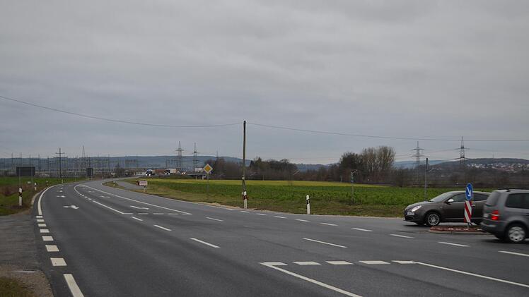 Die Gemeinde wehrt sich gegen die Herabstufung der Bundesstraße 173 von Redwitz über die Bahnbrücke bis Zettlitz zur Gemeindeverbindungsstraße.  Foto: Thpmas Micheel