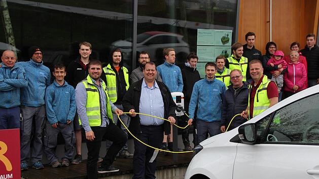 Die Mitarbeiter der Firma Möbel und Raum GmbH & Co. KG bei der Einweihung der neuen E-Tankstelle (vorne, von links): Maximilian Schuhmann, Bürgermeister Bernold Martin, Clemens Heger, Manfred Müller und  Geschäftsführer Thomas Schuhmann. Leonie Hauck