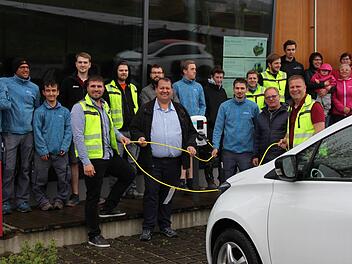Die Mitarbeiter der Firma Möbel und Raum GmbH & Co. KG bei der Einweihung der neuen E-Tankstelle (vorne, von links): Maximilian Schuhmann, Bürgermeister Bernold Martin, Clemens Heger, Manfred Müller und  Geschäftsführer Thomas Schuhmann. Leonie Hauck