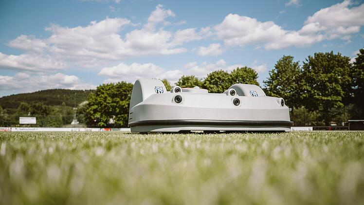 Etwa zwölf Stunden Pro Tag ist der Mähroboter den FC Unter-Oberrodach auf dem Fußballplatz unterwegs. Foto: Marian Hamacher