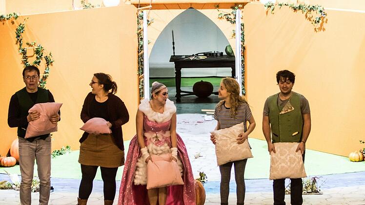 "Die Prinzessin auf dem Kürbis": Probenszene der Kinderoper von Roland Fister, die ihre Uraufführung am Donnerstag, 20. Februar, am Landestheater  Coburg erleben wird.Foto Jochen Berger