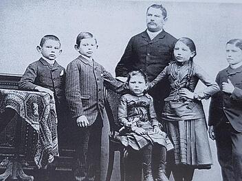 Das Bild zeigt den Forchheimer Kaufmann Philipp Gröschel und seine fünf Kinder. Rechts neben dem Vater die Tochter Jenny, die 1942 aus Forchheim deportiert wurde.p