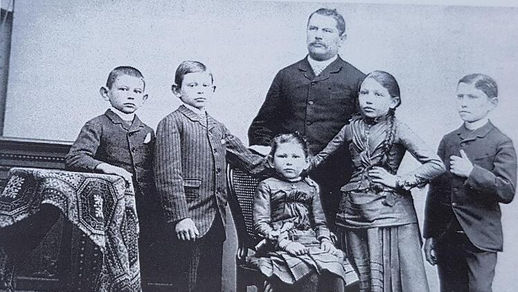 Das Bild zeigt den Forchheimer Kaufmann Philipp Gröschel und seine fünf Kinder. Rechts neben dem Vater die Tochter Jenny, die 1942 aus Forchheim deportiert wurde.p