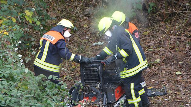 Ein brennendes Mulchgerät in unwegsamen Gelände rief am Samstagmorgen die Garitzer Feuerwehr auf den Plan. Foto: Peter Rauch