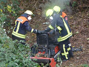 Ein brennendes Mulchgerät in unwegsamen Gelände rief am Samstagmorgen die Garitzer Feuerwehr auf den Plan. Foto: Peter Rauch