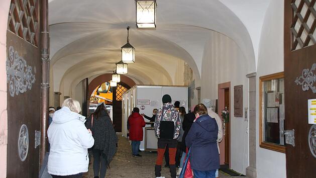 Zum Teil mehr als 300 Menschen lassen sich im Rathaus-Durchgang täglich impfen, ab Freitag wird das Testcenter verlagert.