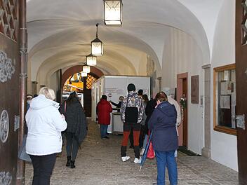 Zum Teil mehr als 300 Menschen lassen sich im Rathaus-Durchgang täglich impfen, ab Freitag wird das Testcenter verlagert.