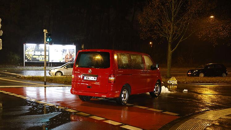 Nürnberg: Fußgängerin nach Kollision mit VW-Bus gestorben - Polizei mit erneutem Aufruf
