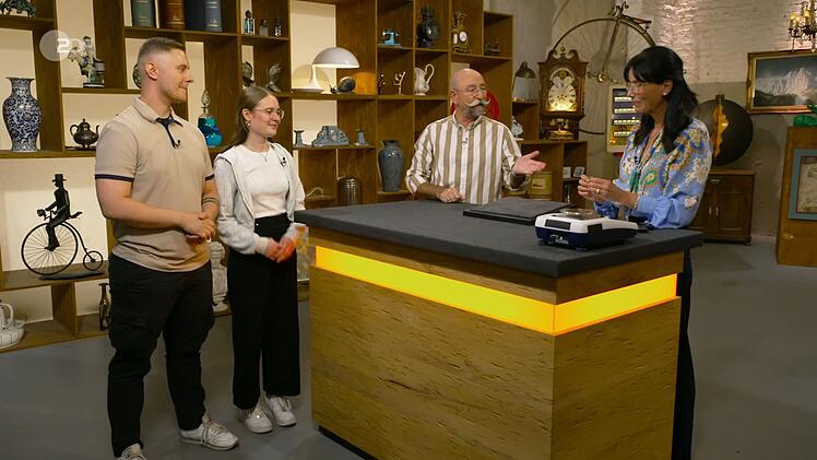 Der Ring geh&ouml;rte der Ur-Oma der beiden, wurde dann an die Oma weitervererbt und diese hatte den Schmuck Lena und Cedrik &uuml;berlassen.